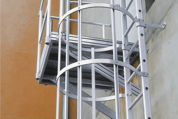 Echelle à crinoline pour bâtiment